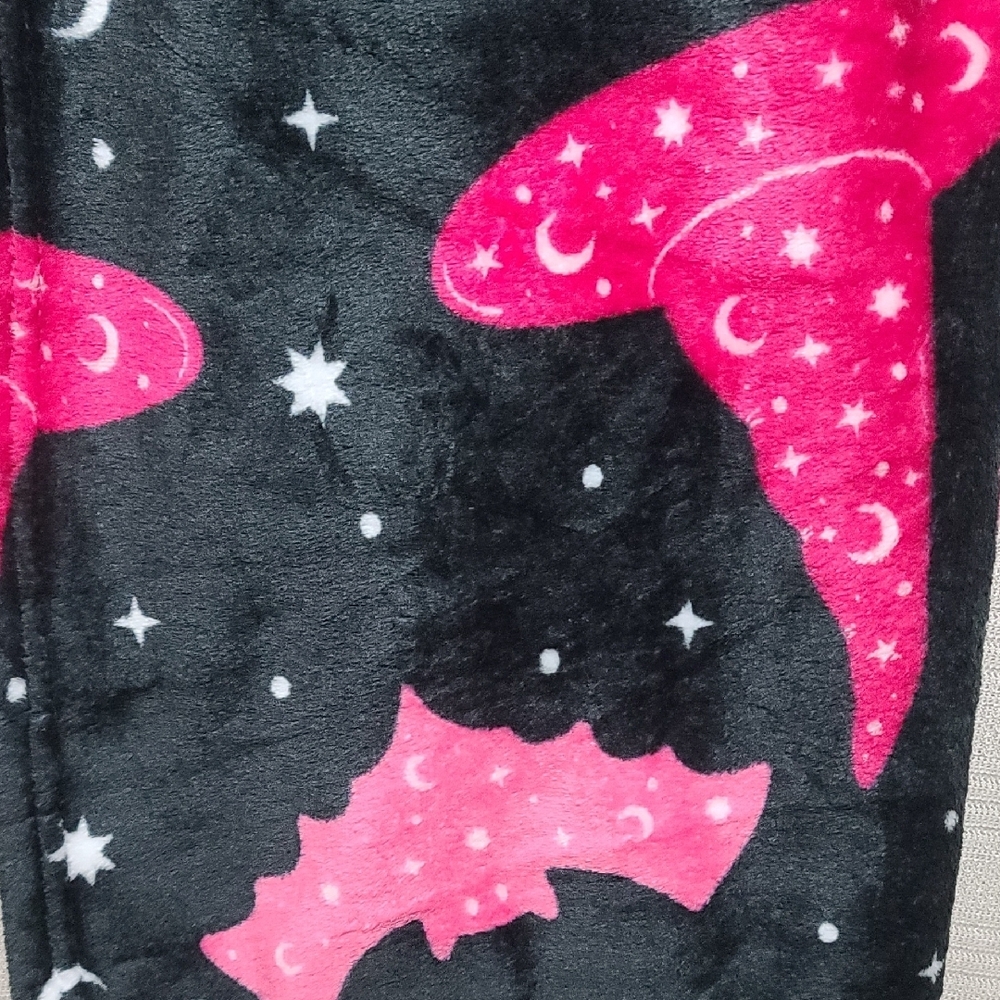 Juicy Couture Blanket Pink Witchy Hat And Bat Design Plush Printed Throw Nwt - Picture 2 of 8